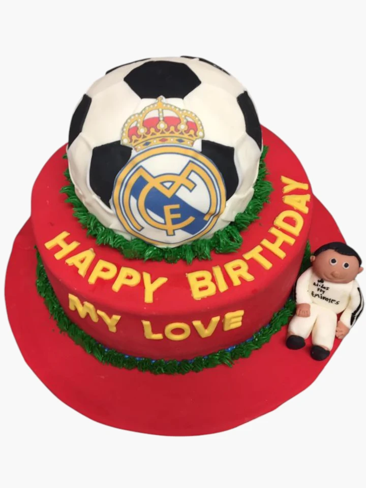 Cake decoration at Ewing Cakes